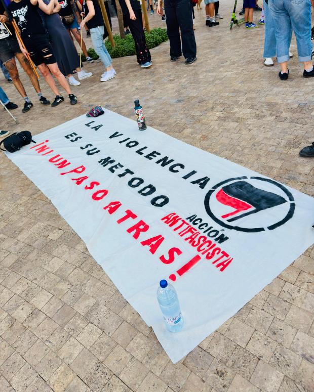 AlmeriaAntifa's tweet photo. La Almería consciente, antirracista y para todas ha salido a la calle para denunciar la represión del Estado, la violencia fascista y la necesidad de organización de la clase trabajadora. 

¡Almería no es lugar para fascistas!

#almería #antifascista #andalucía https://t.co/GmlIzGvVUd