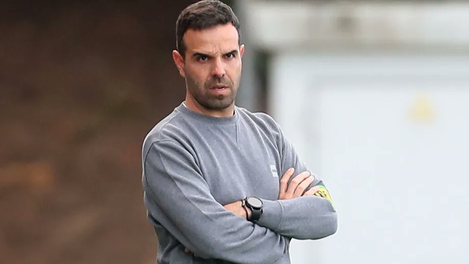 J_K_Albuquerque's tweet photo. Ricardo Silva é o novo treinador do Lus. Lourosa. O acordo entre o técnico e o emblema lusitanista ficou fechado na tarde deste domingo, sucedendo assim a Pedro Miguel. Note-se que Ricardo Silva recusou uma proposta de renovação da Oliveirense. @Record_Portugal #lourosa https://t.co/7k1rr4MTyW