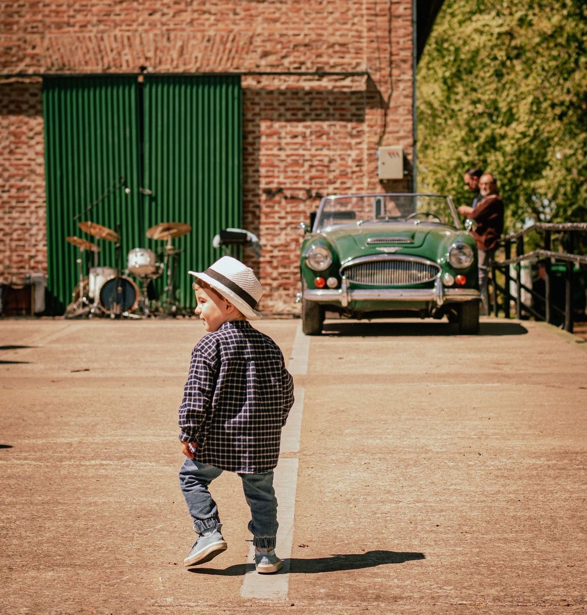 Official_DGD's tweet photo. Remember when this little dude stole the scene in Buenos Aires? A classic green Healey, a touch of plaid, and sunny skies set the perfect stage. Get your classics and straw hats ready to roll on September 27th!

📸 @Dcfotografia._  
🌎 Buenos Aires, Argentina https://t.co/YOJ1ow2cOZ