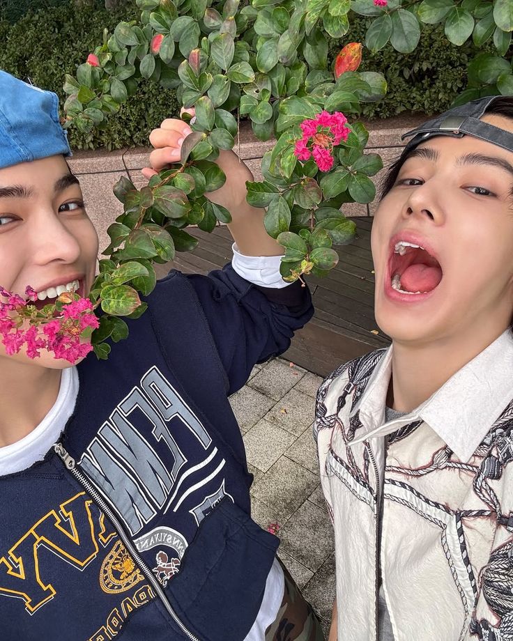 ptrmandaaa_08's tweet photo. drop poto bareng twinz dulu @ptrmell__30 
Imel si jelbab hitam, Manda si putih hehe. Dan iyaaa, Keonho sama Seonghyeon-nya sengaja nyesuaiin foto kami😭🙏🏻
Mana pas bgt ga si bajunya heheh, twins version jadinya :3

#COSD #CoerSelcaDay #CORTIS #코르티스 #SEONGHYEON #KEONHO #TWINS https://t.co/xqKAyYiHu1