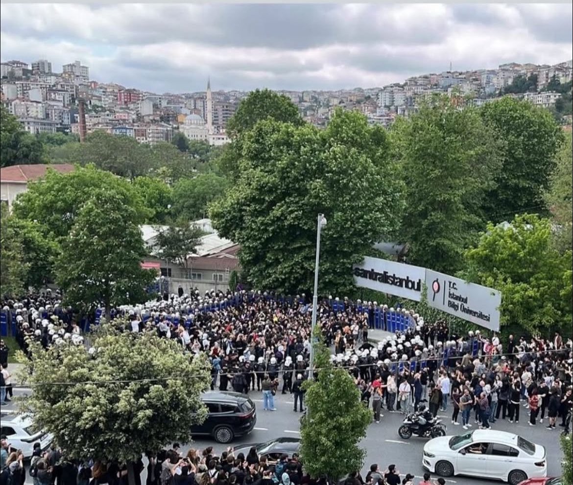 tukutukupense's tweet photo. Ablukanı da al git
#bilgidireniyor https://t.co/7bC6xBbIJP