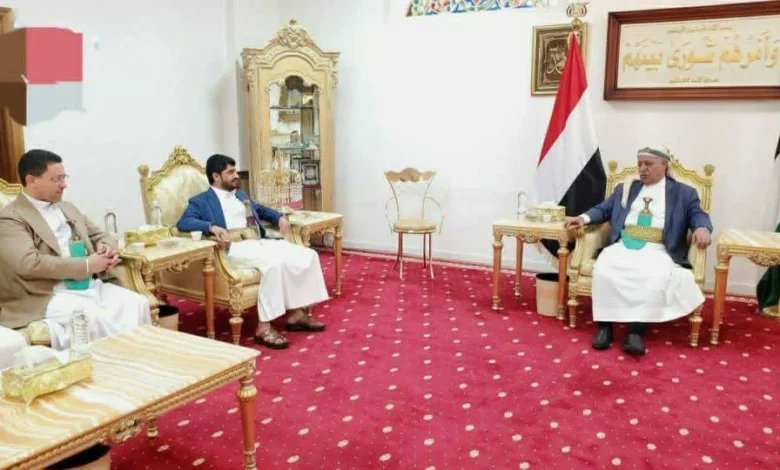 BnMhwer's tweet photo. رئيس مجلس النواب يلتقي برئيس اللجنة العسكرية للمفاوضات اللواء يحيى #الرزامي  ورئيس لجنة شؤون الأسرى العميد عبدالقادر #المرتضى ويشيد بالدور البارز لهما 

أشاد رئيس مجلس النواب، يحيى علي الراعي، بالجهود التي تبذلها اللجنة العسكرية واللجنة الوطنية لشؤون الأسرى في متابعة الملفات الإنسانية والوطنية، مؤكدًا أهمية تعزيز التنسيق والعمل المشترك بما يسهم في التخفيف من معاناة الأسرى ودعم مسارات التفاهمات القائمة.
جاء ذلك خلال لقائه اليوم رئيس اللجنة العسكرية اللواء الركن يحيى الرزامي، ورئيس اللجنة الوطنية لشؤون الأسرى عبدالقادر المرتضى، بحضور نائبي رئيسي اللجنة العسكرية العميد حسين الضيف، واللجنة الوطنية لشؤون الأسرى مراد قاسم، وعضو الفريق المفاوض صلاح علي.
واستعرض اللقاء مستجدات الجهود المتعلقة بملف الأسرى، والنتائج التي تحققت خلال المرحلة الماضية، إلى جانب مناقشة عدد من القضايا المرتبطة بالمهام الوطنية والإنسانية التي تضطلع بها اللجنتان.
وأكد رئيس مجلس النواب دعم المجلس الكامل لكل الجهود الرامية إلى إنجاز ملف الأسرى بما يحقق المصلحة الوطنية ويعزز من فرص إحلال السلام.