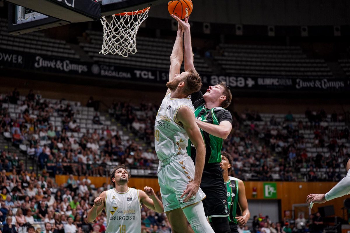 SanPabloBurgos's tweet photo. CRÓNICA | 86-79. Permanencia en acb y competido partido en Badalona

📝 https://t.co/9yf7gjfvpC

📸 @Penya1930 / Elena Guerrero

💙 https://t.co/VbeLabZhUp