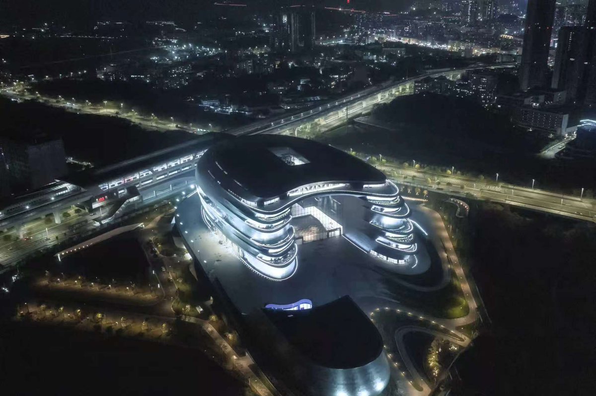 brzd1111's tweet photo. Marvel at the futuristic exterior and explore interactive tech exhibits within. #ICIF2026 #ModernArchitecture #HighTechExperience https://t.co/iofpZEZFEV