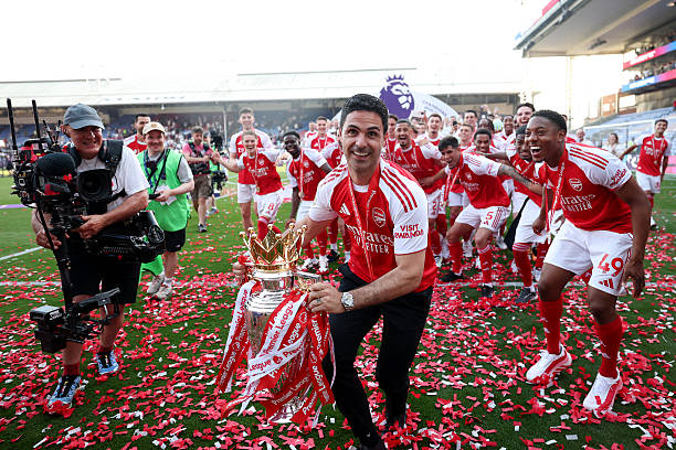 Mercado_Ingles's tweet photo. 𝗔𝗛𝗢𝗥𝗔 Mikel Arteta con el trofeo de la Premier League. Confia en el proceso. 🥇🔴 https://t.co/BCC34cXEN4