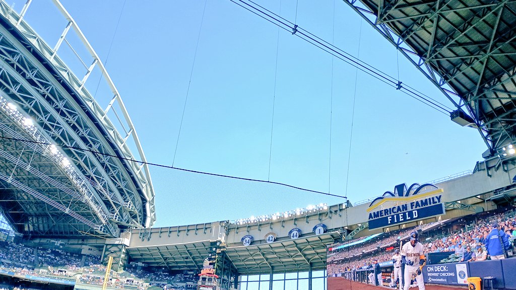 JohnnyForeRight's tweet photo. Current vibe! #HereWeGoDodgers 💙⚾ #RoofOpen #TarpsOff Sellout crowd 4!,900 fans @Dodgers @AmFamField https://t.co/5Yz16mvi2E