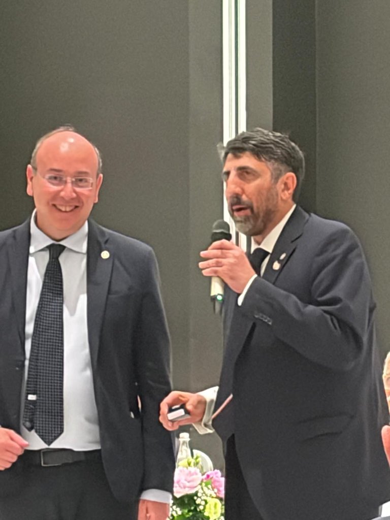 FabriAnsaloni's tweet photo. Grande emozione e onore ricevere il secondo PHF dall’amico Governatore del Distretto Rotary 2072 Guido Abbate https://t.co/8xTUpCX4Os