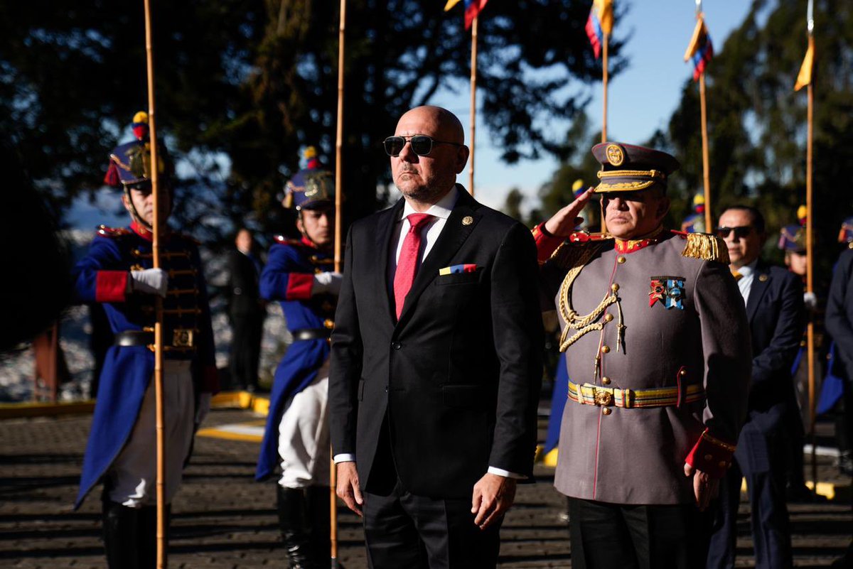 GianCarLoffredo's tweet photo. Hoy, junto al presidente @DanielNoboaOk, rendimos homenaje a los héroes de ayer en el Templo de la Patria, cuya valentía y determinación hicieron posible nuestra libertad.

A 204 años de la #BatallaDePichincha, su legado de victoria sigue firme en cada acción para recuperar la paz y la tranquilidad de los ecuatorianos. Nuestros soldados son muestra de ese mismo compromiso, coraje y amor por la patria.

La historia nos inspira. El deber nos convoca. 🇪🇨 
#24DeMayo #AdelanteConFirmeza