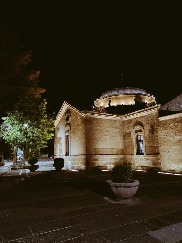 Hebai__'s tweet photo. Güzel gözleri beñzer çeşm-i yäre 
Mu'aţţar būyı büūy-ı nev-bahāra

Ri'äyet eyleyüp yär ü baharı 
Halāş itseń nola miskin şikārı

Çıkarma gözlerin kim sürmelidür 
O göz çıķsun kim elden sürmelidür https://t.co/OsDqjsbbFI