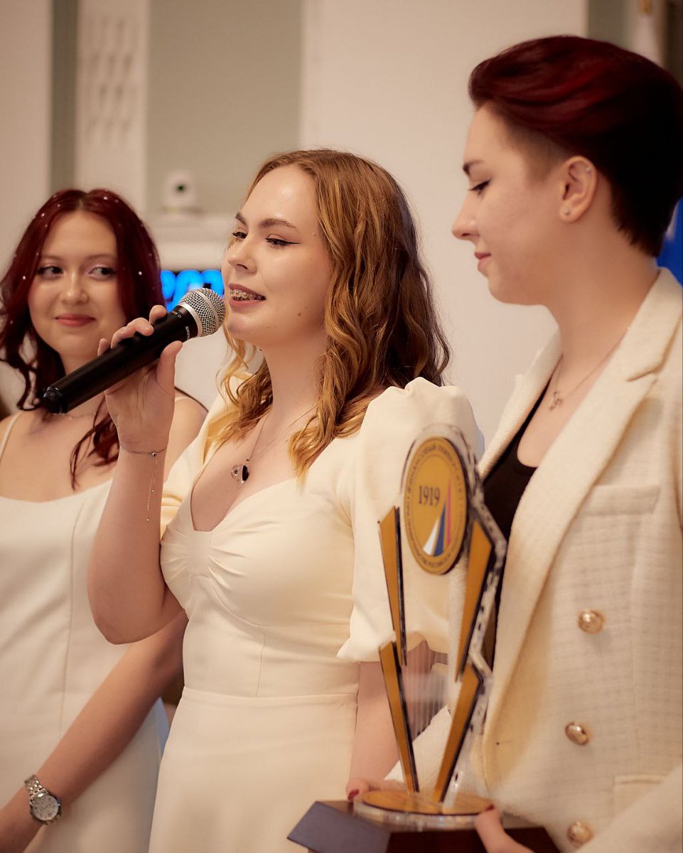 amberrinss's tweet photo. нормального выпускного из школы у меня не было из-за ковида зато на выпуске из универа чувствовала себя принцесской https://t.co/DZB7DVYu9P