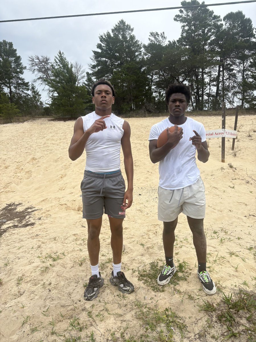 Kedron_Davis's tweet photo. Sand dunes workout with @Showtime_Draco1. getting 1% better each day‼️@WarEagle_FB https://t.co/NeNBlZdUWe