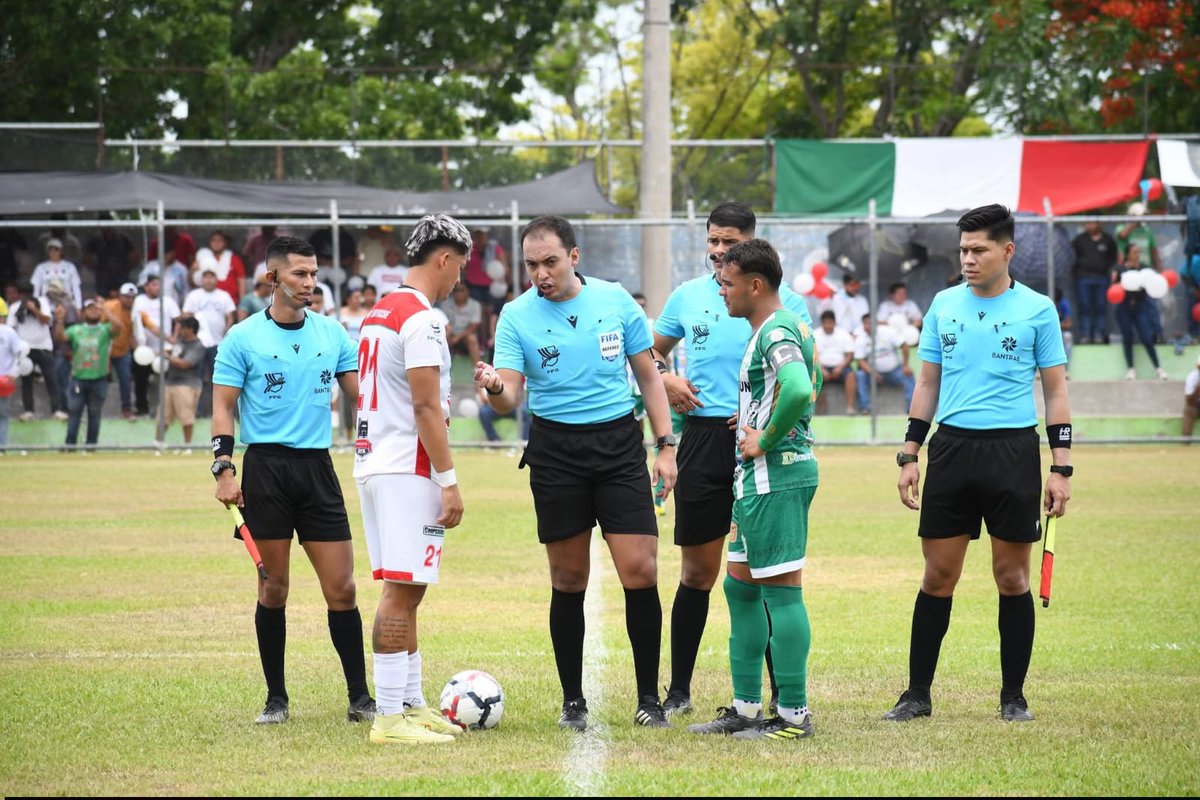 Lared1061's tweet photo. Inicia la segunda llave por el ascenso de Segunda a Primera División. Poptún FC vs Sayaxché FC. (Vía @erick1ramazzini). https://t.co/d91kvkypYV