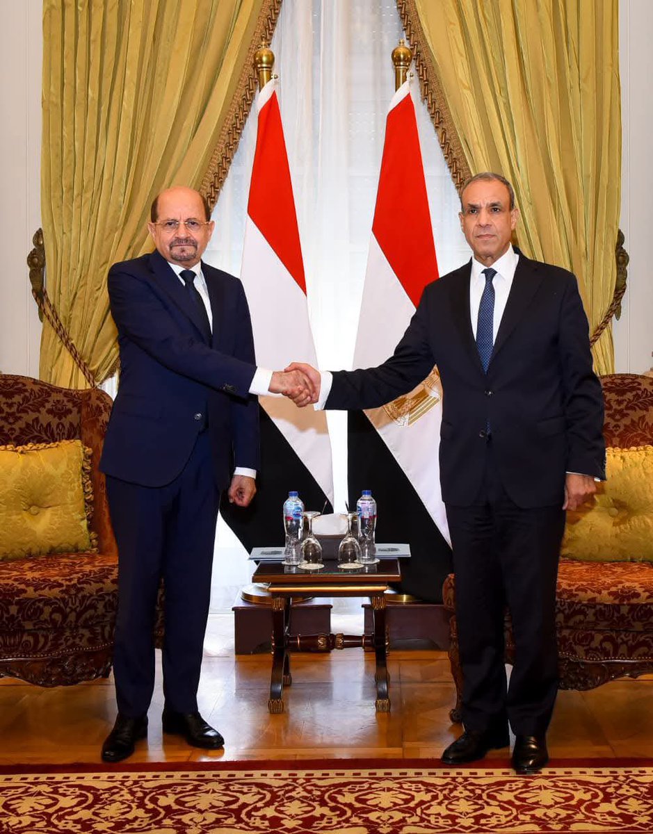 Shaya_Zindani's tweet photo. انعقاد الدورة التاسعة للحوار الاستراتيجي اليمني المصري في القاهرة اليوم يجسد عمق العلاقات التاريخية بين البلدين الشقيقين، والحرص على التنسيق المستمر في الملفات ذات الاهتمام المشترك لاسيما في ظل الأحداث والمستجدات الراهنة

أكدت وأخي معالي الدكتور بدر عبدالعاطي وزير الخارجية المصري ، أهمية استقرار المنطقة وأمن الممرات البحرية وفي مقدمتها باب المندب الذي يمثل شرياناً مهماً للملاحة البحرية وضرورة التعاون والتنسيق بما يعزز جهود الحكومة اليمنية في تأمين الممر الاستراتيجي للتجارة العالمية وحمايته من التهديدات الحوثية التي أضرت باقتصاد البلدين.

أثمن عاليًا دعم الأشقاء في جمهورية مصر العربية للحكومة والشعب اليمني واحتضانهم لآلاف اليمنيين وما يقدمونه من تسهيلات لأبناء الجالية الوافدين للعلاج والتعليم ، ونتطلع لانعقاد اللجنة العليا المشتركة وتفعيل اللجان الفنيّة، ومجلس الأعمال اليمني المصري وتشجيع الاستثمار.