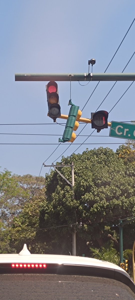 Juanpero82's tweet photo. @MovilidadCali semáforo en riesgo de generar accidente en la carrera 66 con calle 14. @elpaiscali @AlcaldiaDeCali @EnterateCali @Tropicanacali https://t.co/rqrwgyK02v