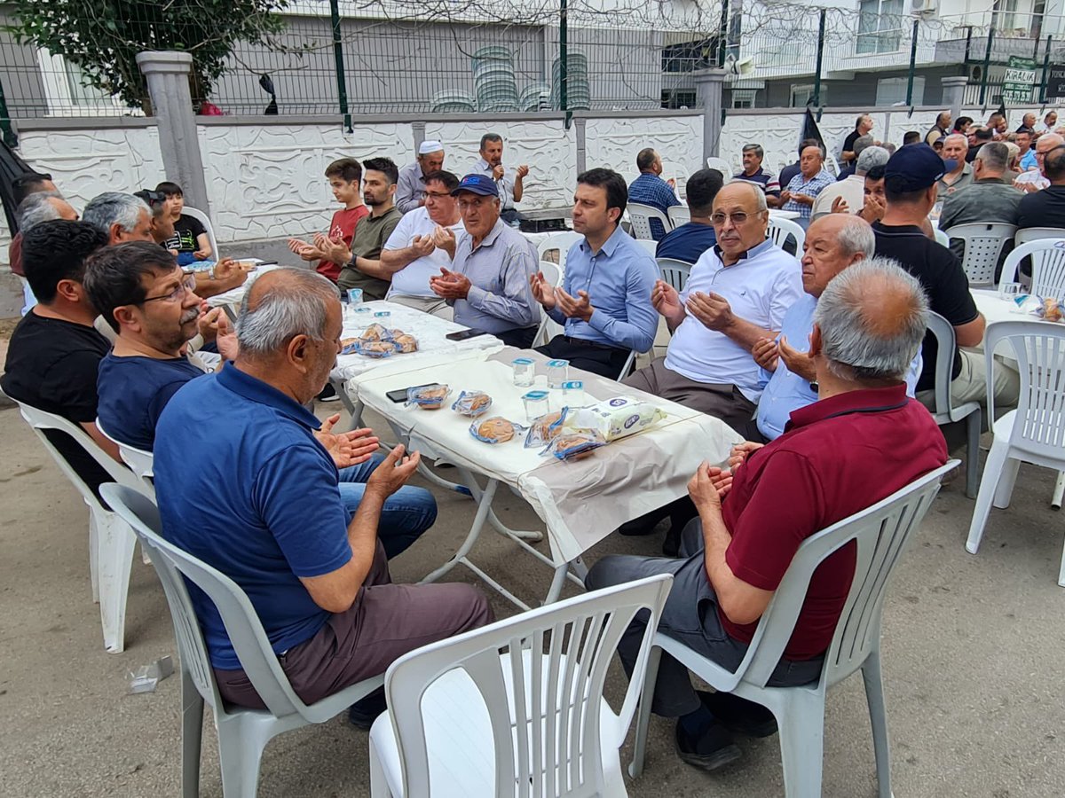 avmustafakose's tweet photo. 📍Kızılarık Mahallesi

Komşumuz merhum Halil Kaya amcamız için okutulan mevlide katıldık. Halil amcamıza Allah'tan rahmet, Mustafa Kaya ve Tuncay Kaya başta olmak üzere tüm ailesine başsağlığı diliyoruz. https://t.co/pwahyXyfFs