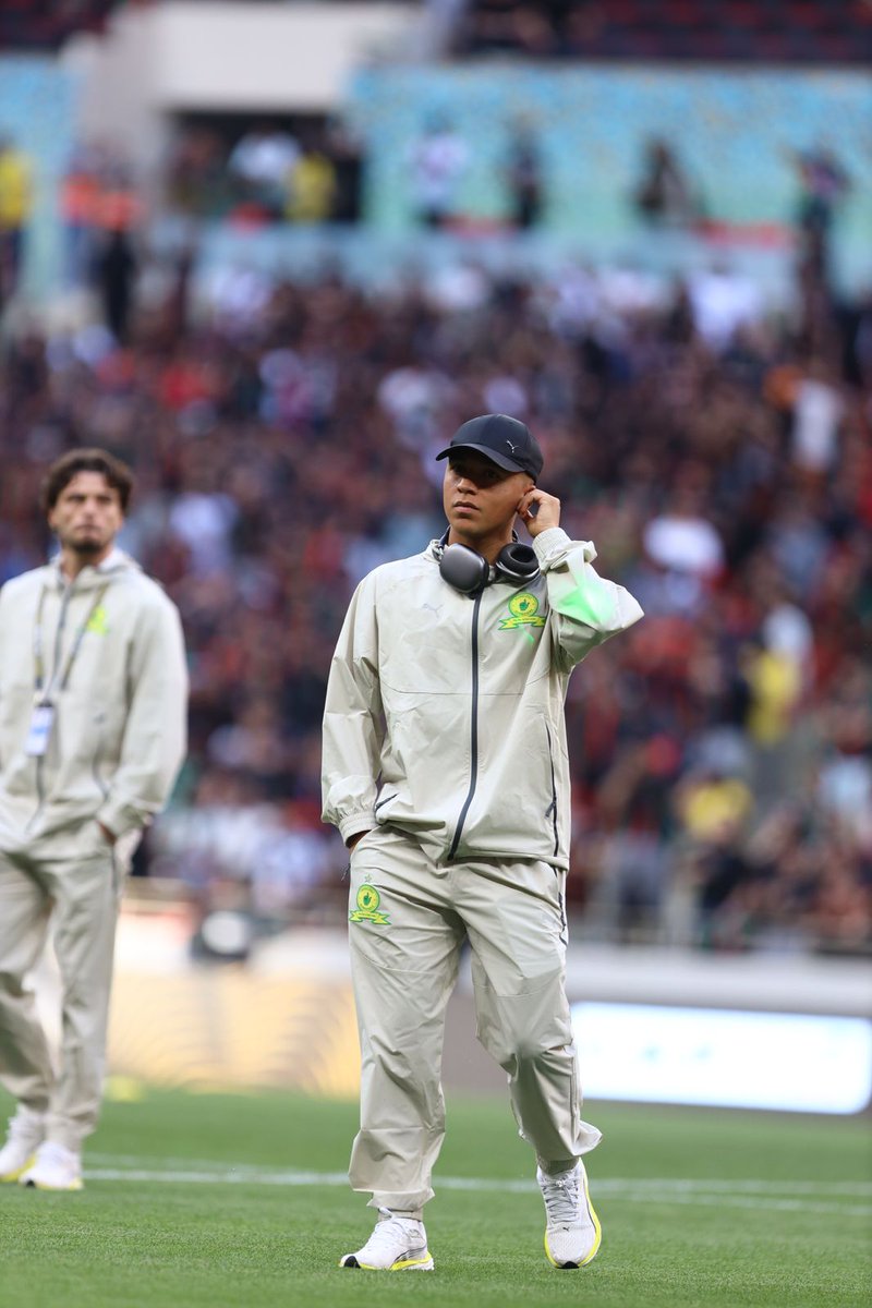 FARPostZA's tweet photo. 𝗣𝗜𝗧𝗖𝗛 𝗜𝗡𝗦𝗣𝗘𝗖𝗧𝗜𝗢𝗡 

Mamelodi Sundowns players during their pitch inspection ahead of their CAF Champions League Final encounter against AS FAR Rabat at Prince Moulay Abdellah Stadium.

📷: @Masandawana

#CAFCLFinal #ASFARMSFC #FARPost #TotalEnergiesCAFCL https://t.co/6jLyuNMlMD