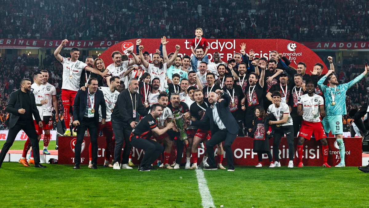 corumsporluyuz's tweet photo. ❤️🖤 Çok yakıştı 🏆 😎 https://t.co/bjQ6Z5XoPC