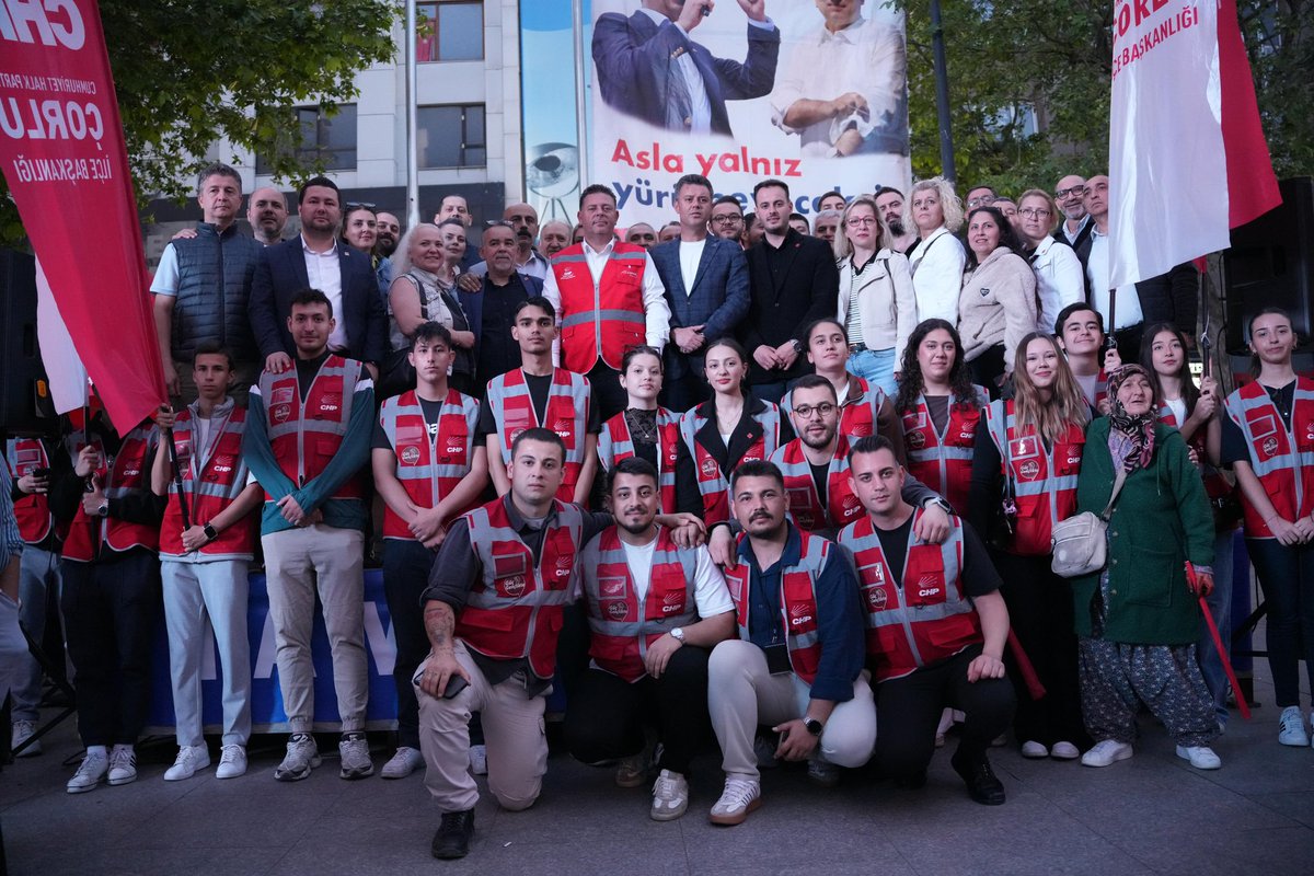 asarikurt's tweet photo. İrade milletin, Cumhuriyet Halk Partisi halkındır!

Genel Başkanımız Sayın Özgür Özel’e ve Cumhuriyet Halk Partimizin demokratik iradesine sahip çıkmak için bugün Çorlu’da bir aradaydık.

CHP Çorlu İlçe Başkanlığımız, örgütümüz ve üyelerimizle birlikte; siyaseti yargı eliyle şekillendirme girişimlerine karşı demokrasiyi, hukuku ve halkın iradesini savunduk.

Cumhuriyet Halk Partisi; baskılar karşısında geri adım atmayanların, adaleti ve özgürlüğü savunanların partisidir. Bizler de dün olduğu gibi bugün de demokrasinin, adaletin ve halkın iradesinin yanında olmaya devam edeceğiz.