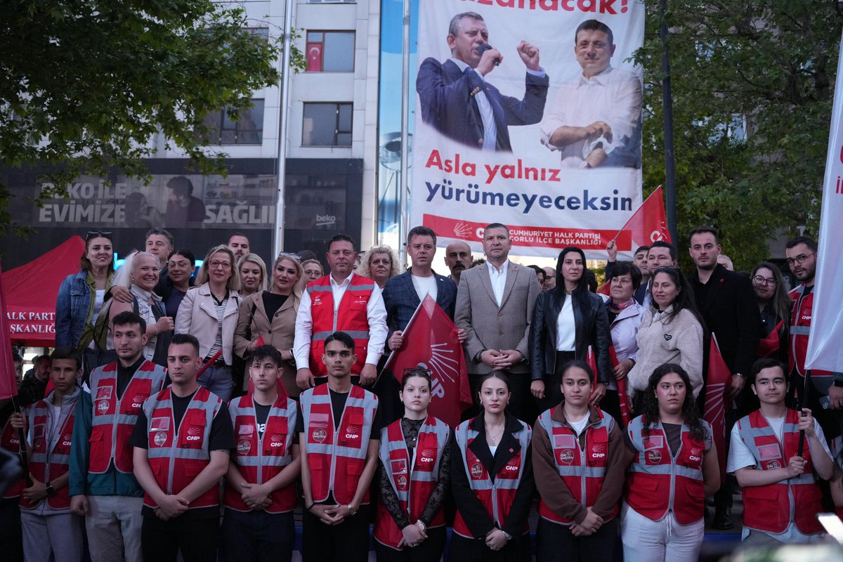 asarikurt's tweet photo. İrade milletin, Cumhuriyet Halk Partisi halkındır!

Genel Başkanımız Sayın Özgür Özel’e ve Cumhuriyet Halk Partimizin demokratik iradesine sahip çıkmak için bugün Çorlu’da bir aradaydık.

CHP Çorlu İlçe Başkanlığımız, örgütümüz ve üyelerimizle birlikte; siyaseti yargı eliyle şekillendirme girişimlerine karşı demokrasiyi, hukuku ve halkın iradesini savunduk.

Cumhuriyet Halk Partisi; baskılar karşısında geri adım atmayanların, adaleti ve özgürlüğü savunanların partisidir. Bizler de dün olduğu gibi bugün de demokrasinin, adaletin ve halkın iradesinin yanında olmaya devam edeceğiz.