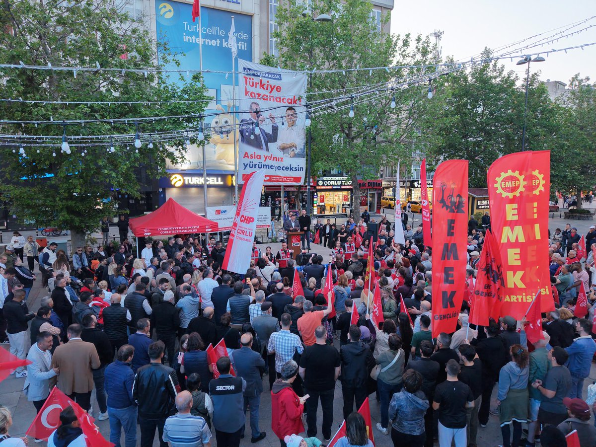 asarikurt's tweet photo. İrade milletin, Cumhuriyet Halk Partisi halkındır!

Genel Başkanımız Sayın Özgür Özel’e ve Cumhuriyet Halk Partimizin demokratik iradesine sahip çıkmak için bugün Çorlu’da bir aradaydık.

CHP Çorlu İlçe Başkanlığımız, örgütümüz ve üyelerimizle birlikte; siyaseti yargı eliyle şekillendirme girişimlerine karşı demokrasiyi, hukuku ve halkın iradesini savunduk.

Cumhuriyet Halk Partisi; baskılar karşısında geri adım atmayanların, adaleti ve özgürlüğü savunanların partisidir. Bizler de dün olduğu gibi bugün de demokrasinin, adaletin ve halkın iradesinin yanında olmaya devam edeceğiz.
