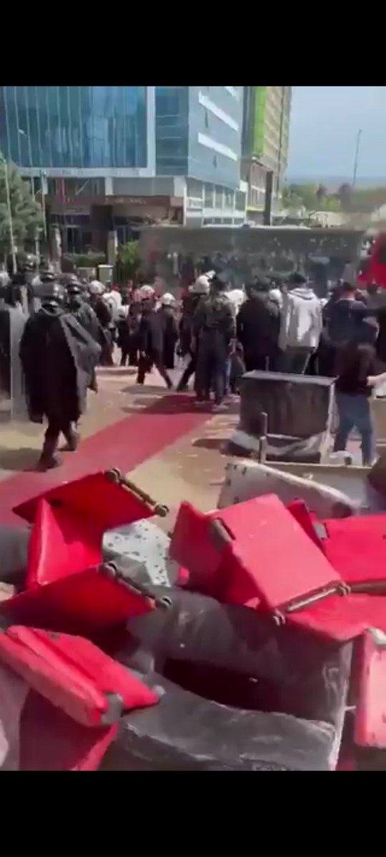 ca_vus's tweet photo. CHP 
Deniz Baykal'dan sonra, freni patlamış hafriyat Kamyonu gibi yokuş aşağı, önüne ne gelirse; Hak hukuk örf adet gelenek, ilke, vatan, millet dinlemeden ezip geçiyor 
Nerede duracağı belli değil. https://t.co/6g54w7triH
