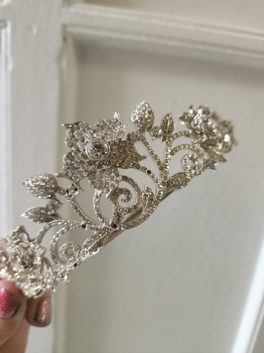 BUFFALO SPONKS: Queen of Yarnia tweet media