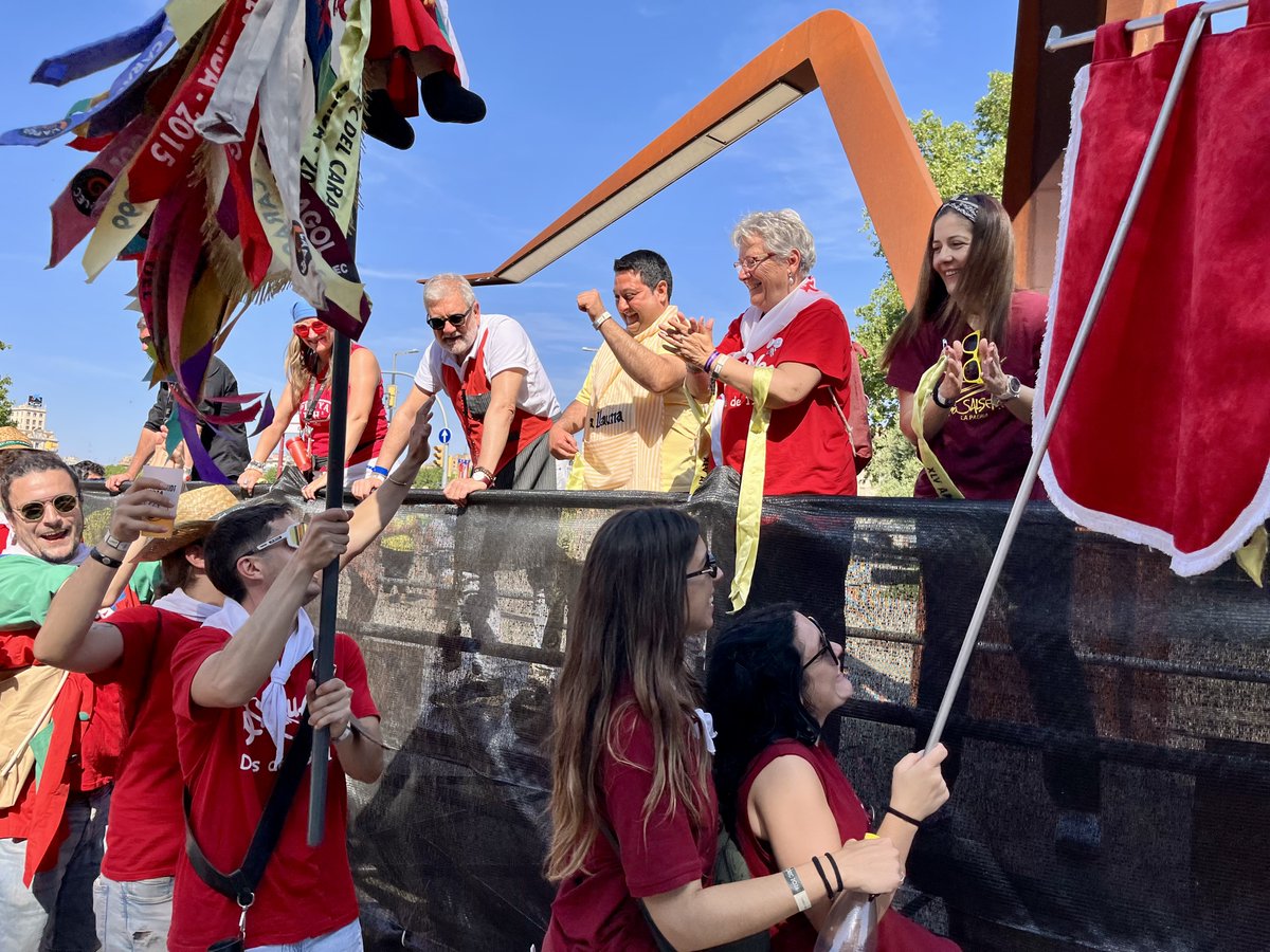 paerialleida's tweet photo. Repartides 240 lligacues, el nou sistema de seguretat en temps real, durant l'@AplecCaragol 🐌🔝

👉El Punt lila/LGBTI+ i Nits Q informen unes 2.000 persones i més d’un miler d'usuaris utilitzen el bus nocturn les nits de divendres i dissabte

ℹ️https://t.co/11AU8ma4Gq https://t.co/PzF3keQxfe