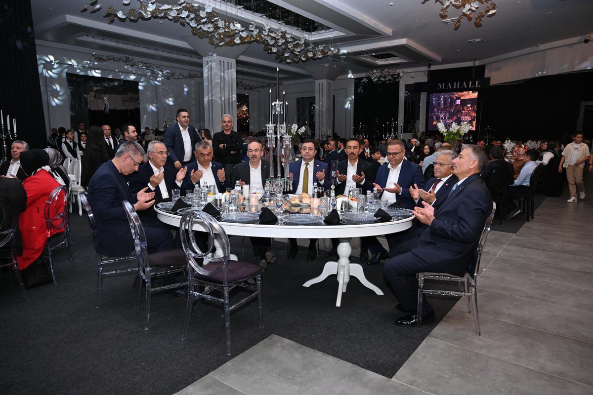 KayseriOSB's tweet photo. Kayseri OSB Başkanımız Mehmet Yalçın Sanayicimiz Maximo Mobilya Sn. Celal Doğan’ın kıymetli evladı Enes ile Polat Ailesinin kıymetli evlatları Buse’nin  düğün törenine katılarak nikâh şahitliği yaptı. Genç çiftimize ömür mutluluklar dileriz.
Devamı ⬇️
https://t.co/pj9bo83zie… https://t.co/UHg6UxrFrc