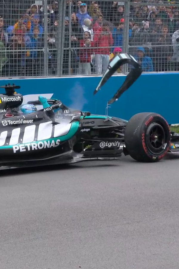AlertaF1's tweet photo. Pese a disculparse por haber lanzado el respaldo de su Mercedes al abandonar, George Russell fue sancionado con una multa de €5,000. https://t.co/UHyvEgopKE