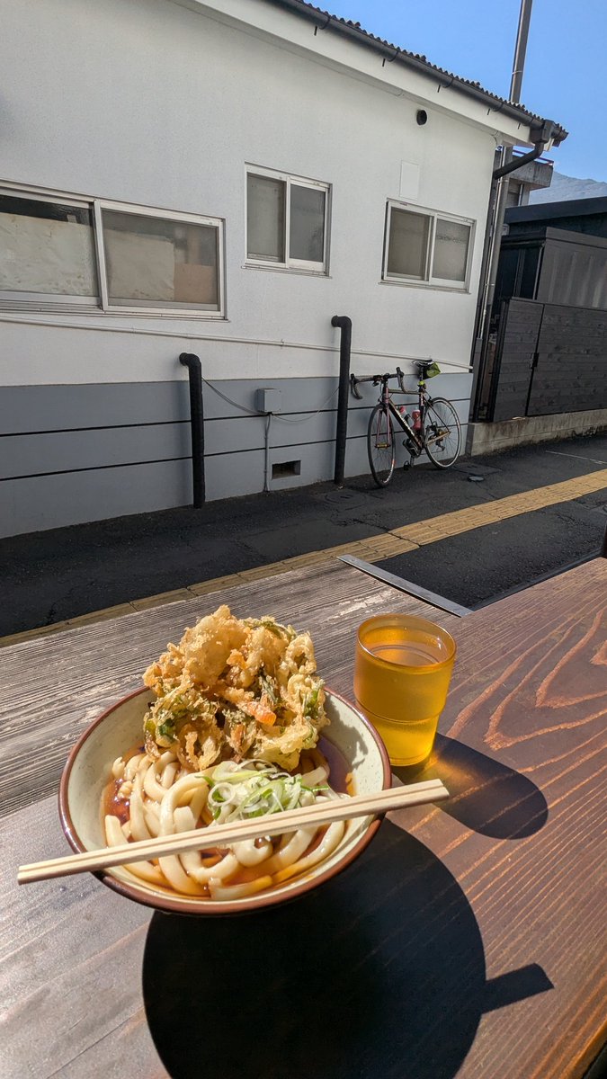 tatsuhiro__s's tweet photo. 朝ごはんは天ぷらうどんを頂く
#秩父
#御花畑駅
#ハナユウ https://t.co/DxiiYINDQX