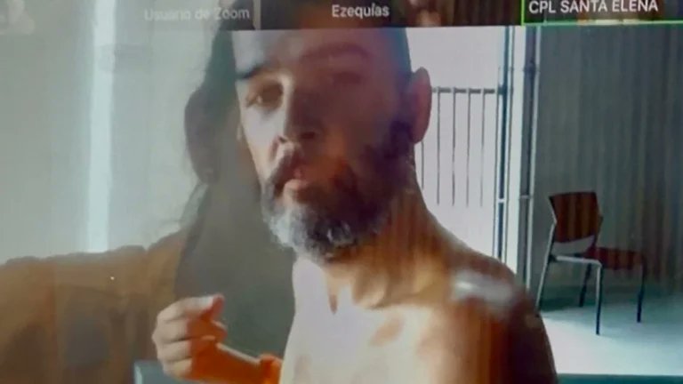 teleSURtv's tweet photo. 🚨 Denuncian vulneración al debido proceso en caso de alcalde de Guayaquil

🔴 La defensa de Aquiles Álvarez denunció restricciones arbitrarias en prisión. Abogados del alcalde reportaron impedimentos que violan el derecho al debido proceso. 

¿Afecta esto la transparencia judicial?

https://t.co/CQ7zi2FaN1