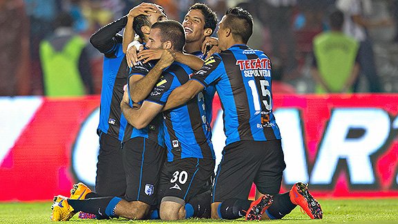 MarcajeGallos's tweet photo. ¿Dónde estabas hace 11 años cuando #Querétaro se jugaba la vida ante #Pachuca en esa semifinal?🌧️La #Corregidora era pura lluvia y tensión, con #GallosBlancos empujado por su gente.

​⏱️12:¡#Sepúlveda! Giro, remate y la grada explota.

​⏱️49:¡#Bornstein a pase de #Danilinho! 2-0. https://t.co/pRYGPucaN6