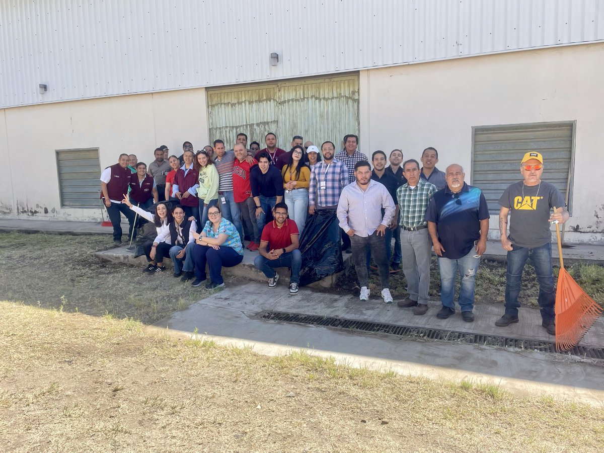 IsssteDurango's tweet photo. #ISSSTEDurango llevó a cabo la 4a jornada denominada #TequioElenaArizmendi en el Dpto de Recursos Materiales y Obras

Durante esta jornada, se efectuaron labores en áreas exteriores del inmueble

🫟Pintura y mantenimiento en exteriores.
🧹Limpieza y retiro de maleza en jardines. https://t.co/ujEQitpmsM