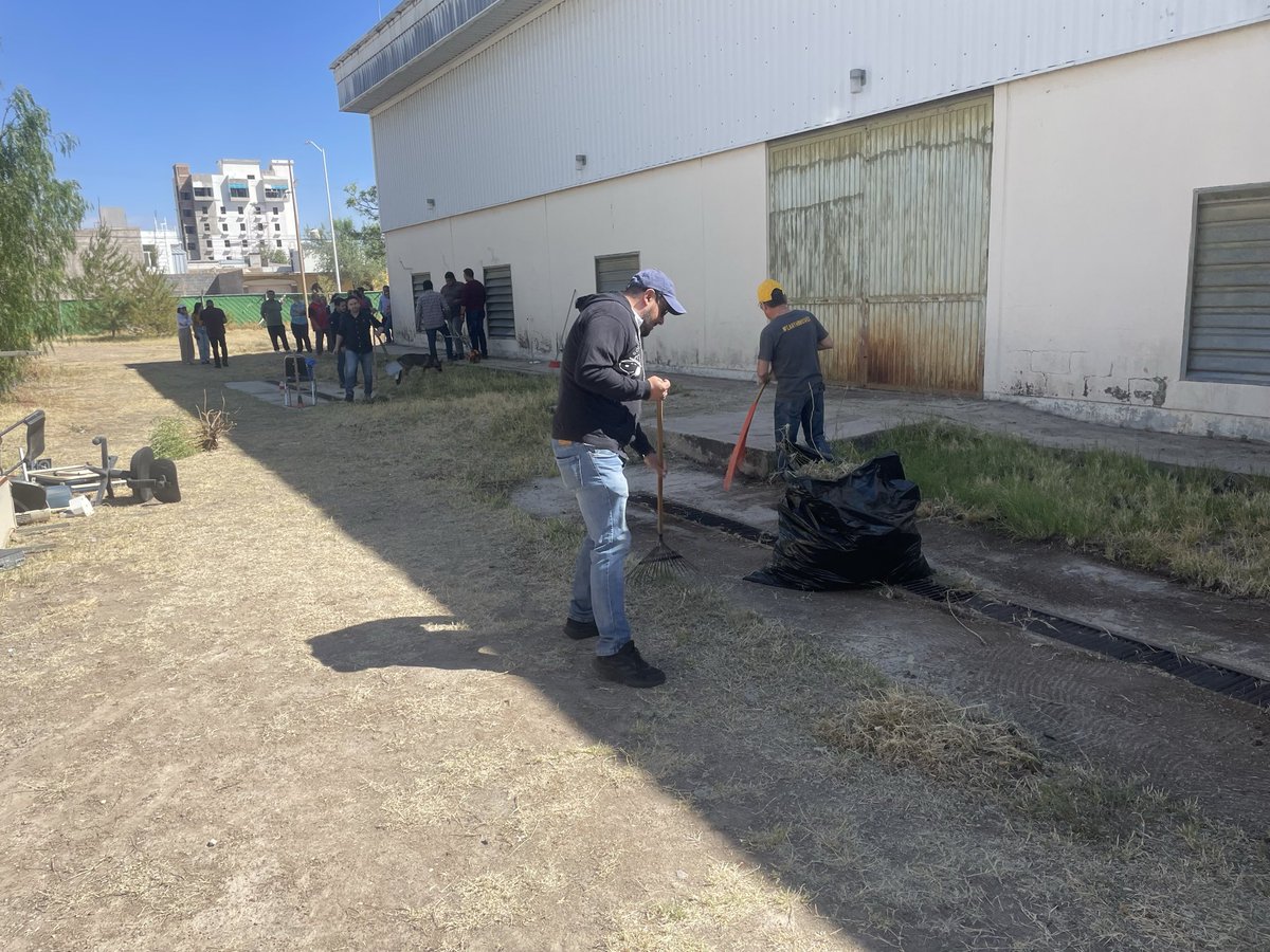 IsssteDurango's tweet photo. #ISSSTEDurango llevó a cabo la 4a jornada denominada #TequioElenaArizmendi en el Dpto de Recursos Materiales y Obras

Durante esta jornada, se efectuaron labores en áreas exteriores del inmueble

🫟Pintura y mantenimiento en exteriores.
🧹Limpieza y retiro de maleza en jardines. https://t.co/ujEQitpmsM