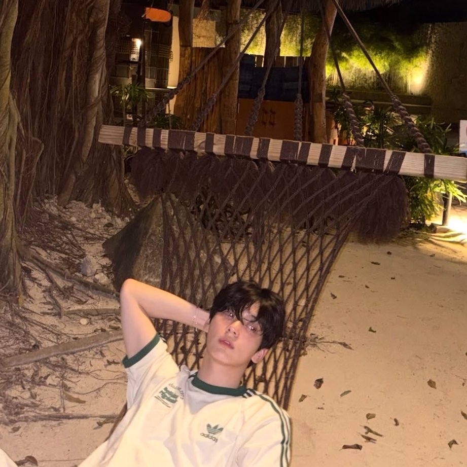 tsgrgie's tweet photo. idk man, i found a hammock and these are all the pics i got lmao anyways happy bday to the twins #SOBEACHY https://t.co/KvyvWpyMIG