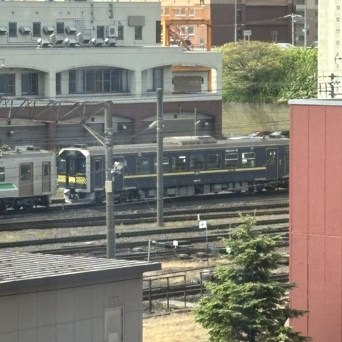 yammo1210's tweet photo. 東室蘭駅構内にちょっと毛色が変わったのがおる
これもH100系かな
有識者教えて
#JR北海道 #東室蘭駅 #H100系 https://t.co/eZ18991E9H