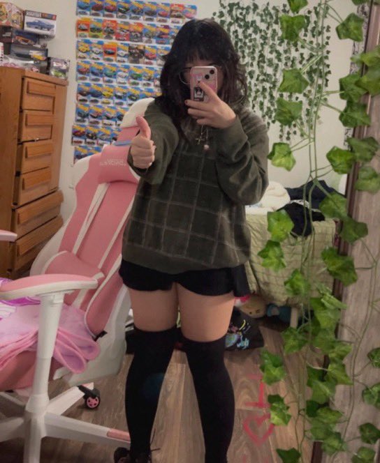 cinnamelrol's tweet photo. hi i’m looking for new moots 🖤

looking for friends! want to start streaming my games too! 

- play dead by daylight, valorant, and league of legends 
- 24 years old 
- 4’10
- wlw :3 
- i love hot wheels !! 

#valorant #vcttwt #dbdtwt #asian https://t.co/LYWloSNbi7