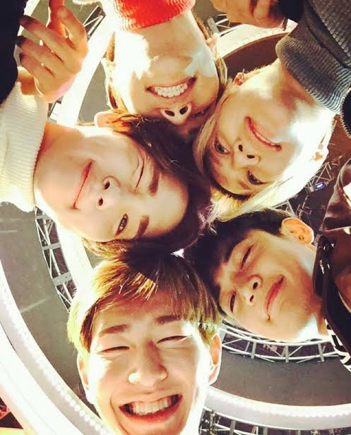 vane_hoshi's tweet photo. @5HINeeByTori Happy SHINee Day!!! 🥳🎉
I can't believe it's been already 18 years since the debut, I'm really proud of everything our boys have achieved 🥹❤️ https://t.co/qdIfonVSkn