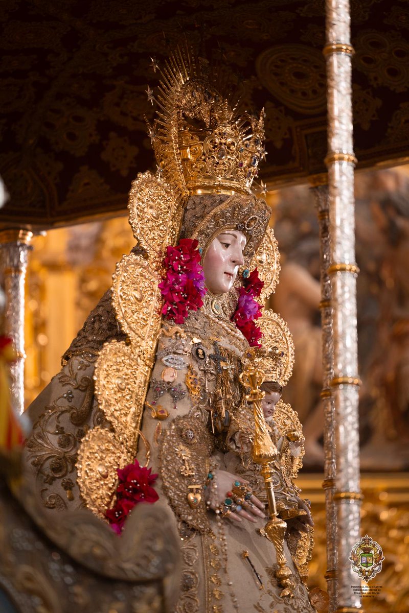 hdadmatrizrocio's tweet photo. Nuestra Señora del Rocío, con buganvillas, aguarda a la espera de ser llevada por los almonteños en procesión.

#ElRocío26 https://t.co/qn9u1xyUOY