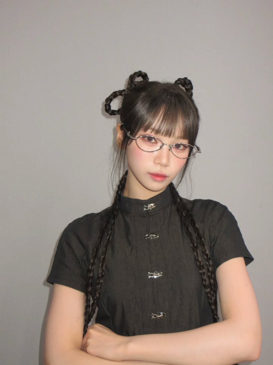 hourly chaewon ☆ tweet media