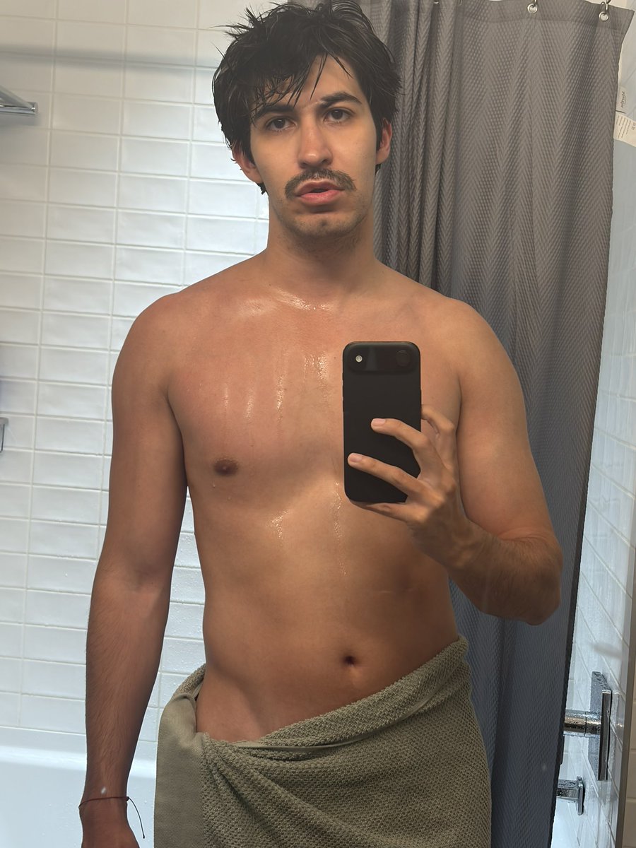 freakmonroe's tweet photo. 🚿 https://t.co/sajeOJeWTH
