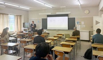 Tul_Info's tweet photo. 【授業・地域ビジネス論 】
5月18日（月）、本学3年次開講科目「地域ビジネス論」（担当：八坂教授）で、株式会社能作会長の能作克治氏をお招きし、 ご講演いただきました。 
詳細は本学ホームページに掲載していますので、ご覧ください。 
https://t.co/2jcOZX9vSV
#高岡法科大学 #法科大 #北陸 #TUL https://t.co/9cxF0fr4es
