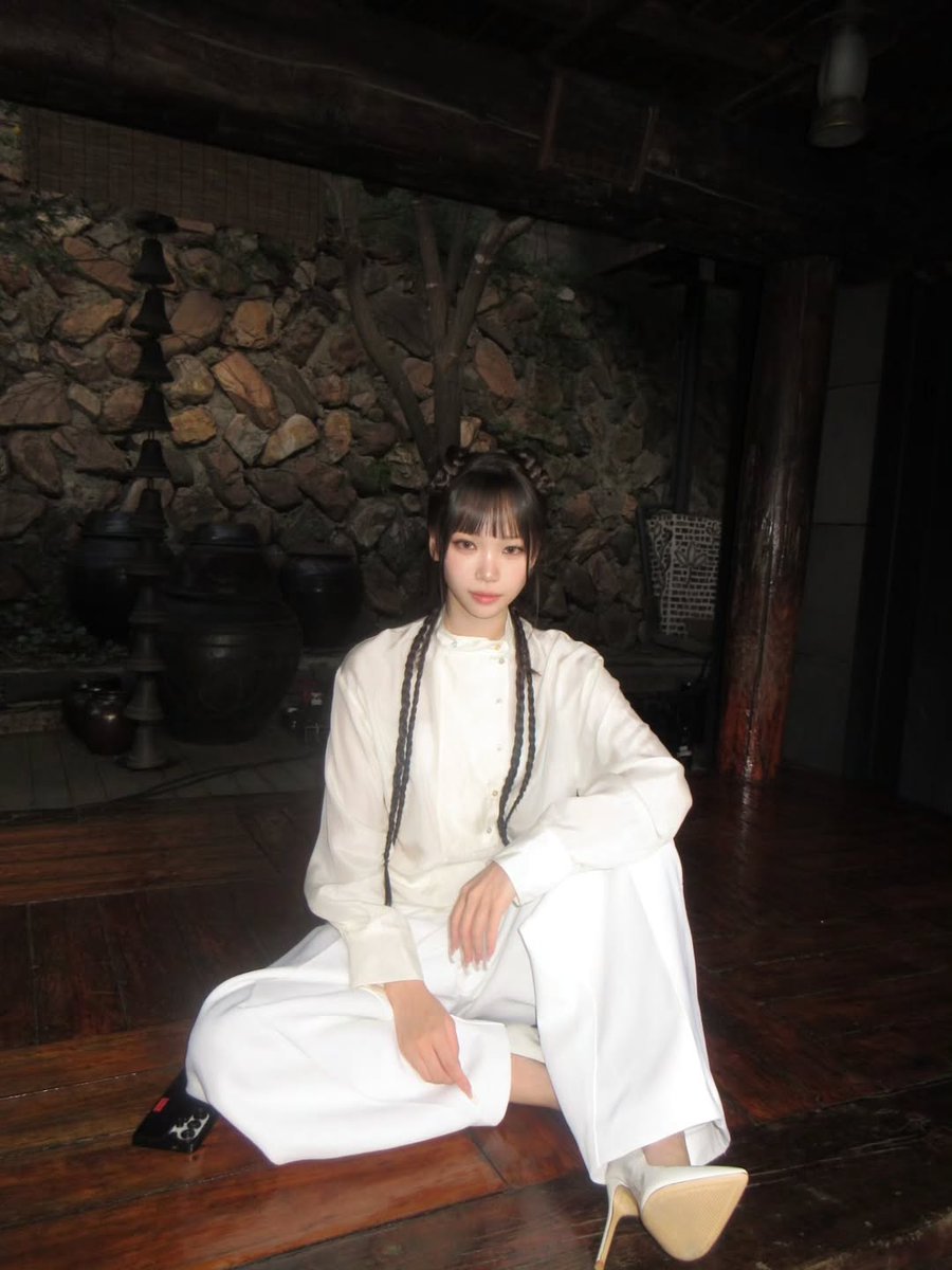 hourly chaewon ☆ tweet media