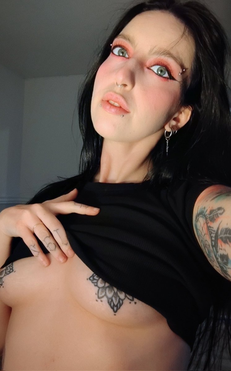 petiteporcelainemodel tweet media