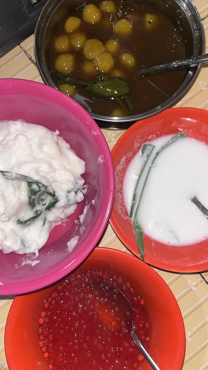 taryyaa's tweet photo. selamat pagi moots, hari ini sarapan bubur sumsum homemade🧏🏻‍♀️💓 https://t.co/vSaTwQXx7B
