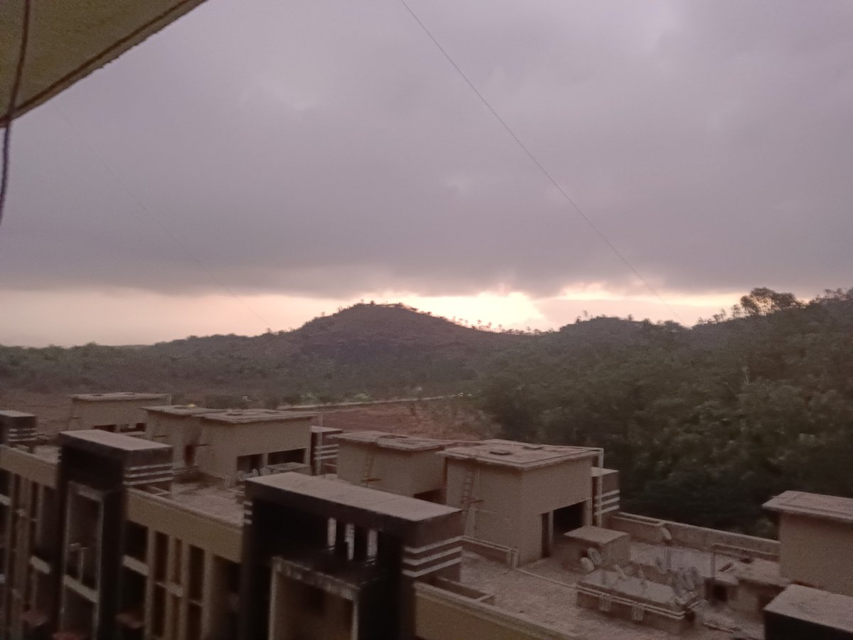 Avi9282's tweet photo. Perfect condition for rain 
But sad to see that he is not ready 😭 
Ambarnath (w) https://t.co/Yz4eLimNdH