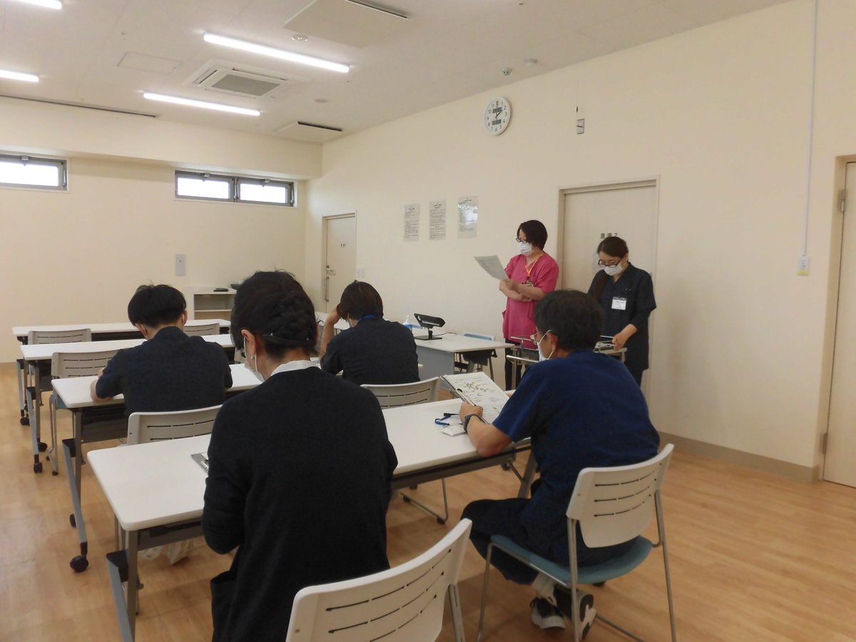 futaba_fuzoku's tweet photo. 5月18日（月）に感染対策研修を実施し、手指衛生について学びました👏🫧
研修では実際に手洗いを行い、ブラックライトを使用して洗い残しをチェックしました👩‍🚀
指先や爪周囲に洗い残しが多いことが分かり、適切な手洗い方法を再確認できました💯 https://t.co/pPL83ayeGG