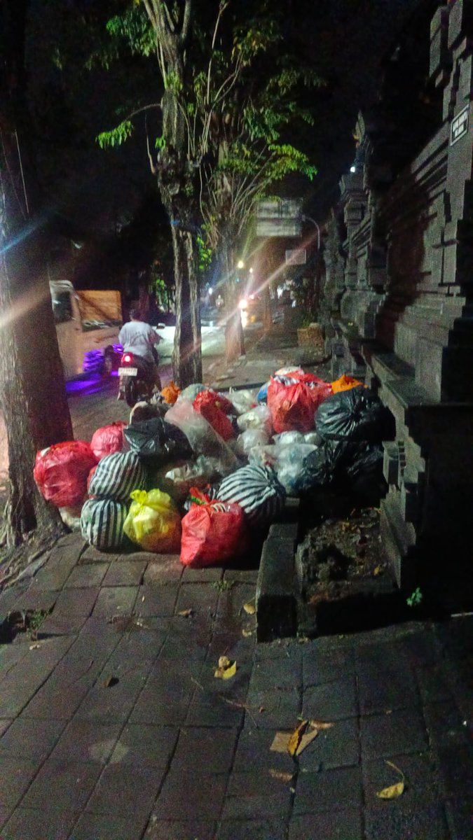 mekar234's tweet photo. @ArjayaDirja buang sampah pada tempatnya https://t.co/l3aU3cOY1m