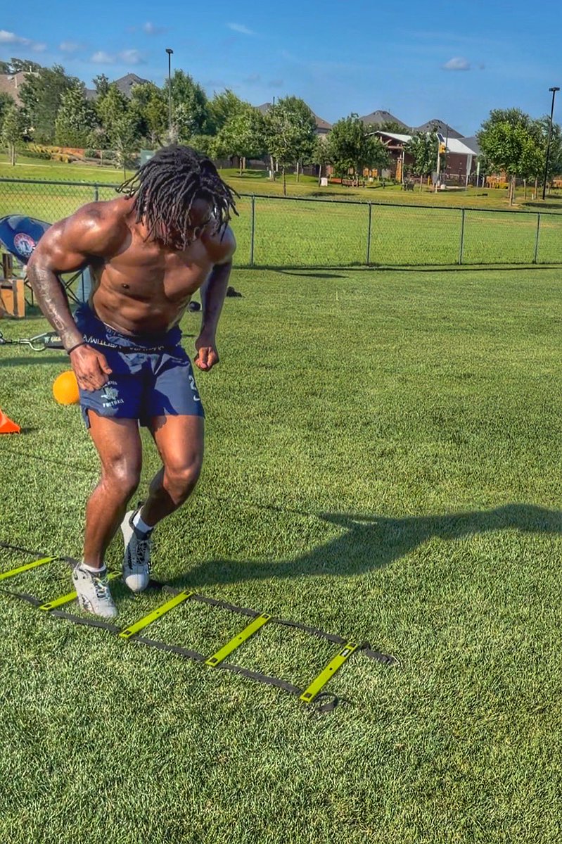 CoachB210's tweet photo. Q asked to train. So we trained everyday. Now he is back off to Boise. Very Proud of the work he put in along with his Brothers. 

Stay Focused🎯  Stay Humble🔑  Work Harder🏋🏾‍♂️

GOD Will Handle The Rest🙏🏾

Fun Times! https://t.co/uDzMb3lsb6