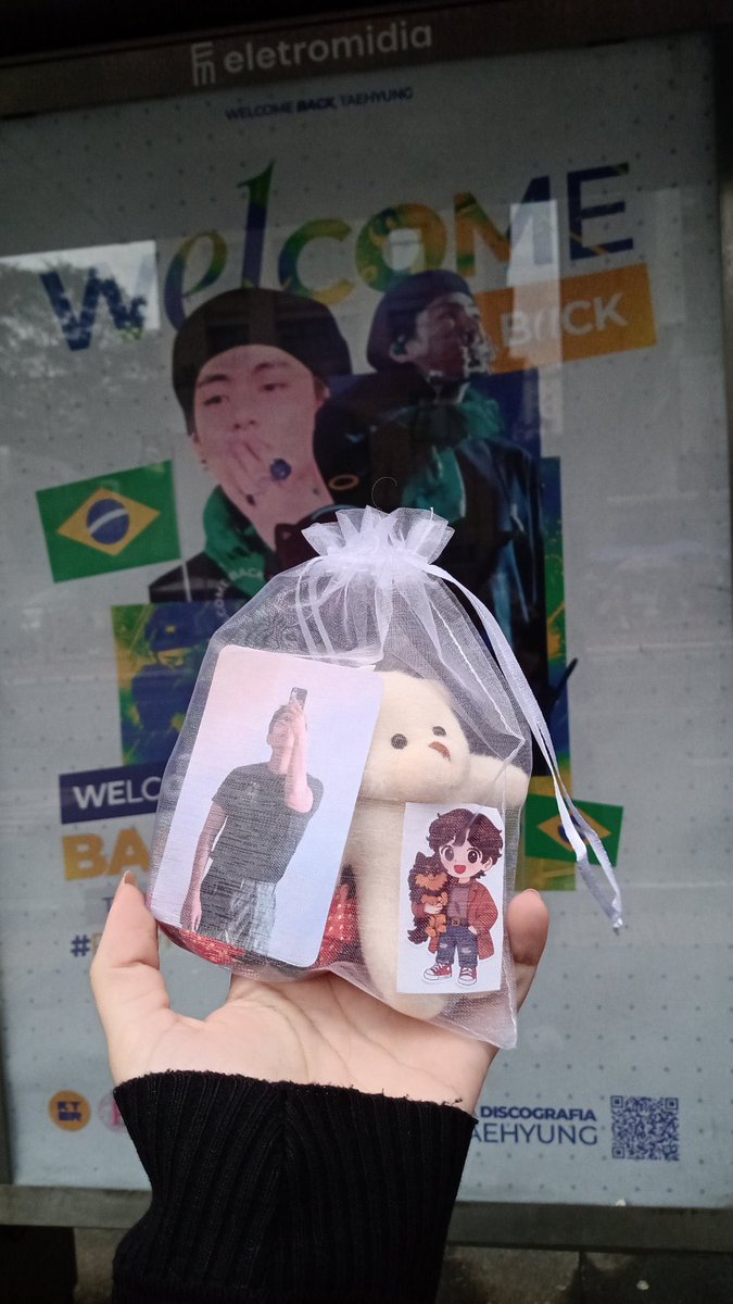 thvfocusbr's tweet photo. O nosso painel do ano passado deu super certo, foi algo bem organizado e teve uma visibilidade incrível que até nos artigos do NAVER nós saímos, entregamos brindes pra muitas fãs no dia, então não é inútil fazer algo por amor a alguém, inútil seria ignorar uma vinda tão especial. https://t.co/CmGOFFLfkS